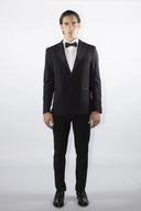 Smoking classico da uomo con rever a lancia in raso