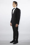 Smoking classico da uomo con rever a lancia in raso