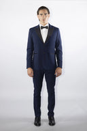 Smoking classico da uomo con rever a lancia in raso