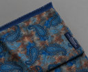 Sciarpa uomo in pura lana e seta blu con fantasia paisley e geometrica