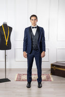 Smoking Uomo Elegante con Rever in Raso e Gilet Doppiopetto – Regular Fit
