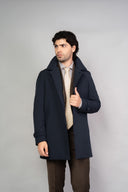 Cappotto uomo tre quarti monopetto con collo classico e chiusura a tre bottoni